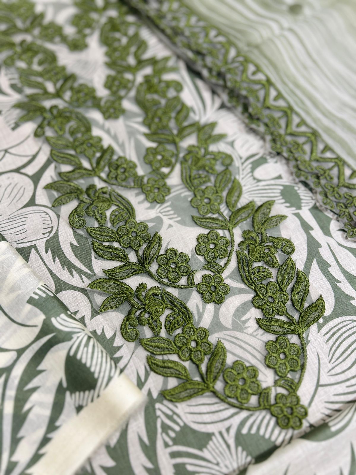 Aneela’s Design A-297 – Unstitched Printed Lawn 3 Piece Suit with Embroidered Neck Patch & Chiffon Dupatta